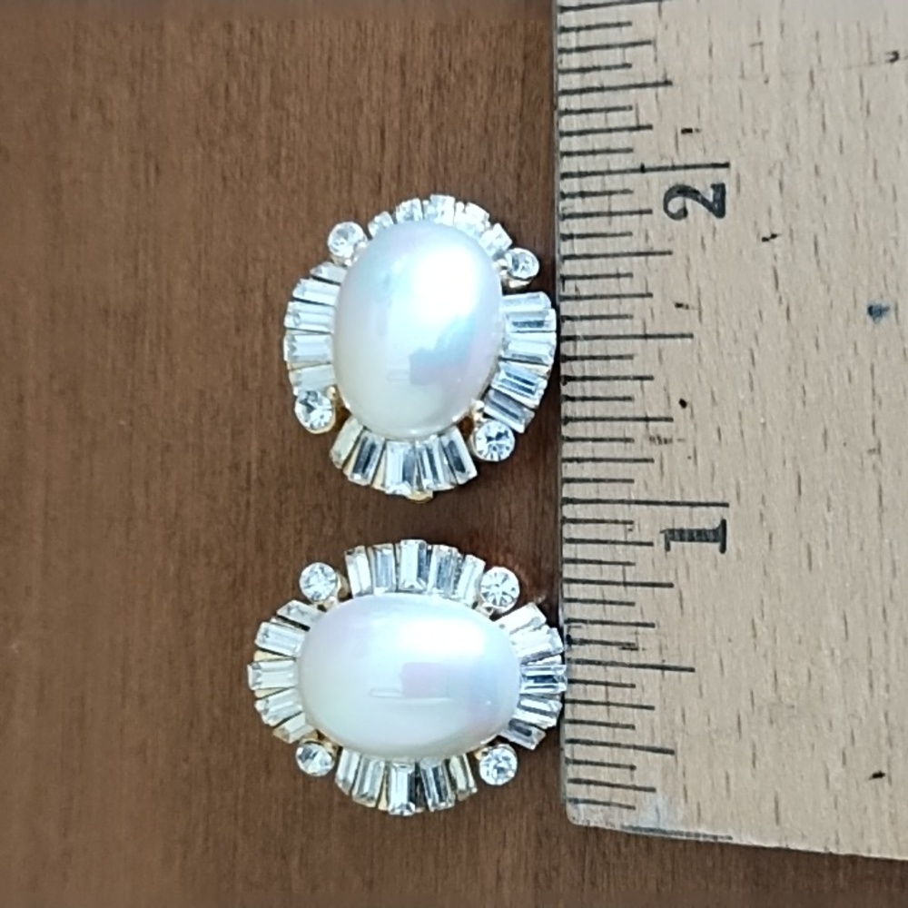 Vintage Oval Faux Pearl Baguette Rhinestone Cluster Clip On Statement Earrings - Picture 3 of 4